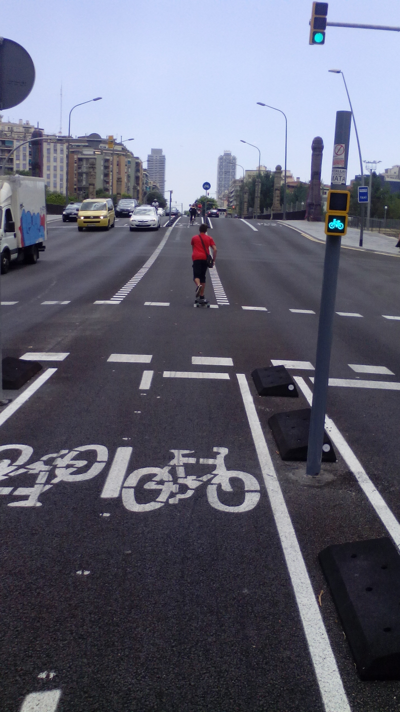 Illustration for article titled Longboarddal Barcelonában